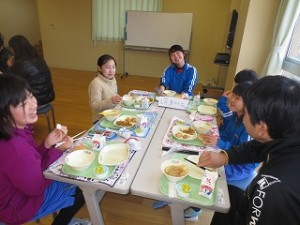 IMG_3390 2班です。校内縄跳び大会では優勝しました。\\