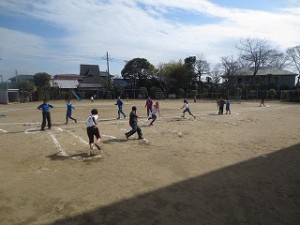 IMG_3392 今日の昼休みも6年生はクラスで遊びました。ヘビ鬼で盛り上がっていました。\\
