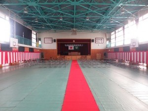 IMG_3397 どうです!!すばらしく綺麗な会場です!!!在校生の6年生への「ありがとう」の気持ちが込められています。\