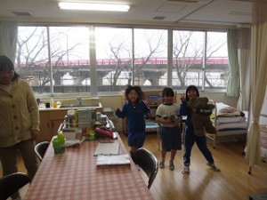 IMG_3399 一年生の女子3人は,保健室で猪股先生と楽しく過ごしました。\\