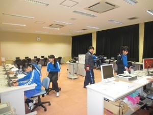IMG_3401 ⒍年生はやることがいっぱいあるようで,昼休みでもPCルームで「将来の夢」をテーマに作文を書いていました。\\