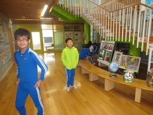 IMG_3402 豊津小のエントランスで座っておしゃべりして過ごしたり,気の合う友と校舎内を散歩のようなことをしたりして過ごす男子もいました。\\