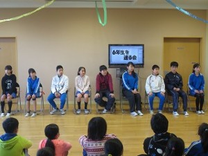 IMG_3411 今日は,Sさんが欠席で,9人の⒍年生が前に座っています。\