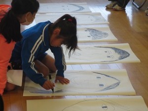 IMG_3426 縦割りの3班に分かれて,6年生の似顔絵を描き始めました。\