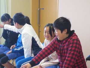 IMG_3427 自分の似顔絵や隣の子の似顔絵を見比べています。\