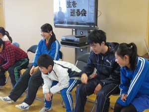 IMG_3429 似顔絵のできばえに⒍年生も嬉しそうです。\