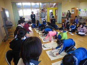 IMG_3431 仕上げは5年生です。全員の似顔絵が特徴を捉えていました。\