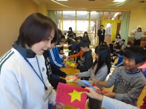 IMG_3438 そして在校生からのプレゼントがありました。まず1年生です。\