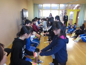 IMG_3439 2・3年生からのプレゼントです。折り紙で丁寧につくられたいろいろな物です。\