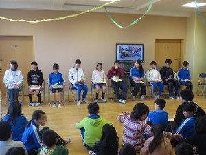 IMG_3443 4・5年生からは寄せ書きされた色紙がプレゼントされました。\