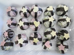 IMG_3494 6年生が調理で作ったおにぎりを職員室の先生にごちそうしてくれました。綺麗で可愛くておいしかったです。\
