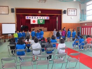 IMG_3506 5年生から6年生への花のプレゼントを練習しました。\