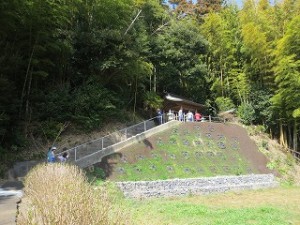 IMG_3525 ト伝の墓に行きました。中学に行ったら剣道部に入る子ども達もいるので剣聖への挨拶は大事になりますね。\