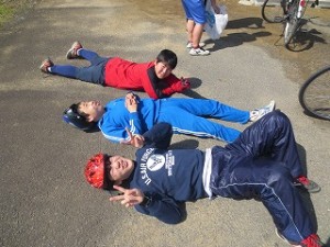 IMG_3532 今日はとても天気が良く,暖かだったので思わず寝転んだら気持ちがよかったので友達を誘ったようです。\