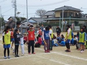 IMG_3542 全校児童・全職員が校庭に出て4つの範囲別れ勝負しました。先生達はコーチです。\