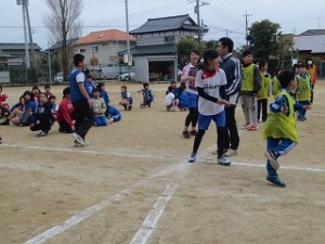 IMG_3548 子どもたちは一生懸命走り,先生も興奮して応援しました。その結果,黄色ビブスチームが優勝しました。\