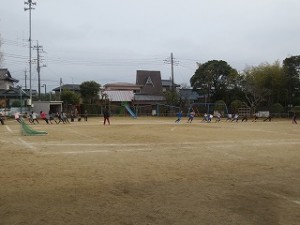 IMG_3566 リレーの後,6年生と5年生が綱引きをしました。\