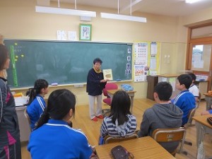 IMG_3571 石集めの好きな,著者のお父さんの物語です。前半は,「石集めが何の得になるのだろうか」という疑問で頭がいっぱいになりました。\\\