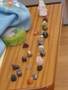 IMG_3577 お父さんである主人公は,最後に石の博物館の館長さんになりました。古賀さんは,たくさんの種類の磨かれて美しくなった石を見せてくださいました。そして,「好きなことを見つけて一生懸命打ち込んで輝く人になってください」とお話ししてくださいました。\\\