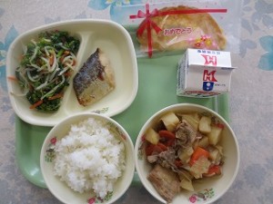 IMG_3586 小学校では,今日が最後の給食です。クレープに「おめでとう」と描いてあったので撮りました。\