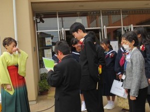 IMG_3645 いよいよ見送り。玄関で卒業生から担任に感謝の言葉が述べられました。\