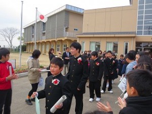 IMG_3650 在校生でつくられた花道を校門に向かって歩きます。\