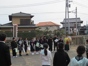 IMG_3652 卒業生が,「触れ触れ豊津小」とエールを送ってくれました。\