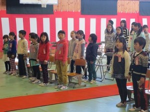 IMG_3660 体育館に校歌が響き渡ります。\