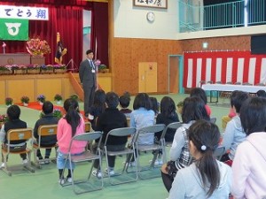 IMG_3661 式後,生徒指導主事の後藤先生から「交通ルールを守ること・危ない遊び市内など遊びのルールも守ること」等のお話がありました。\