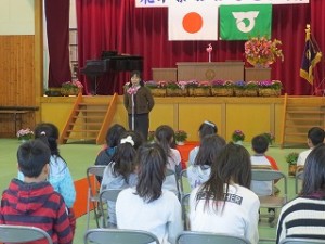 IMG_3663 保健主事猪股先生のお話もありました。「生活のリズムを守ること,衣服調整・手洗い・マスク等の病気予防のこと」についてありました。\