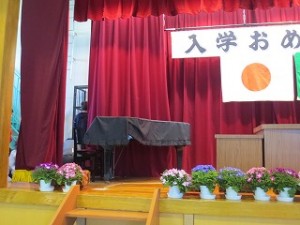 IMG_3669 1年生から4年生までが教室に戻った後,5年生が入学式の式場準備をしてくれました。\