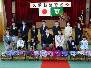 DSC01069 4人の一年生が入学しました。入学式ではみんなお行儀良くできました。足をプラプラしている子は一人もいませんでした。\