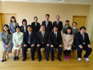 DSC01072 豊津小の職員です。もう一人学校図書館司書の先生がいて15名で豊津小学校を運営していきます。よろしくお願い致します。\