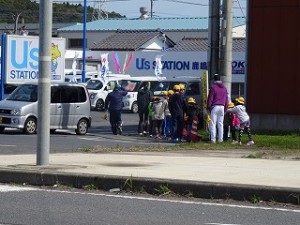 DSC01094 信号のない横断歩道の渡り方を学んでいます。\