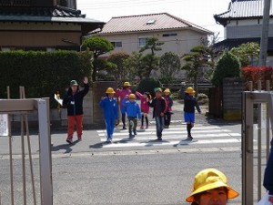 DSC01097 帰って来たときの様子です。みんなきちんと手を挙げています。\