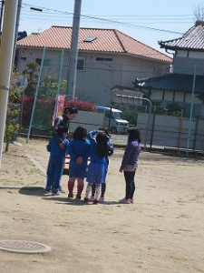 IMG_3732 「何をして遊ぼうかな」相談しています。\