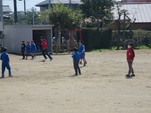 IMG_3733 6年生と下学年の子が一緒にサッカーをして遊んでいます。\