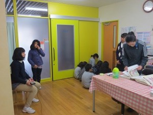 IMG_3735 今日は視力検査の日です。4・5年生の検査を撮影しました。目の健康にも注意して,ゲームのやり過ぎは絶対だめですよね。\