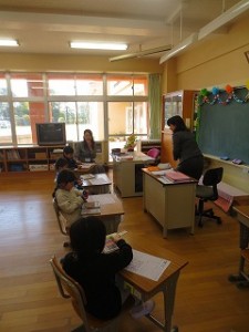 IMG_3737 1年生国語「うたにあわせてあいうえお」の授業でした。\