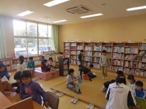 IMG_3756 学年懇談会の時子どもたちは,1年生~3年生まで図書室で読書や学習。4年生~6年生は体育館の片付けとドッチボールをしました。\