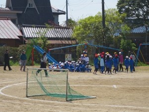 IMG_3759 避難場所の砂場前に避難しているところです。\
