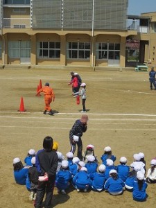 IMG_3769 消防署で用意してくださった「水消化器」で火を消す訓練を⒍年生がしました。\