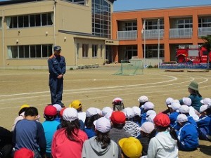 IMG_3771 消防署の方に「お・か・し・も」や「煙の怖さ」についてのお話がありました。\