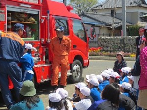 IMG_3773 最後に消防自動車(ポンプ車)のお話を聞きました。\