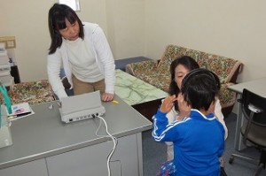 IMG_3780 聴力検査(1・2・3・5年生)もありました。みんな良く聞こえたかな?\