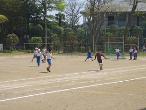 IMG_3794 昼休み1年生から⒍年生まで混合でサッカーをしています。この後、ボールを手で持ってラグビーのような競技になってしまいました。とても暑かったせいと思います。\