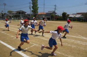 IMG_3795 体育の時間リレーの学習をしました。\