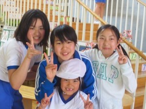 IMG_3797 室内でおしゃべりして過ごす1年生と⒍年生を撮りました。室内は涼しかったです。\