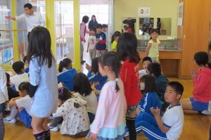 IMG_3798 1年生が2年生に手をつながれて入場してきました。手拍子をして迎えます。\