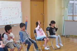 IMG_3803 校長先生の「学校は楽しいですか?」の質問に手を挙げて答えています。\